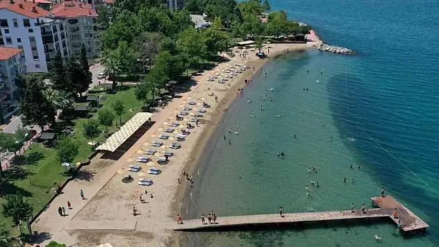 Antalya'da rekor sıcaklık nedeniyle sokaklar boşaldı, sahiller doldu