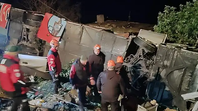Antalya'da yolcu otobüsü devrildi: 33 yaralı