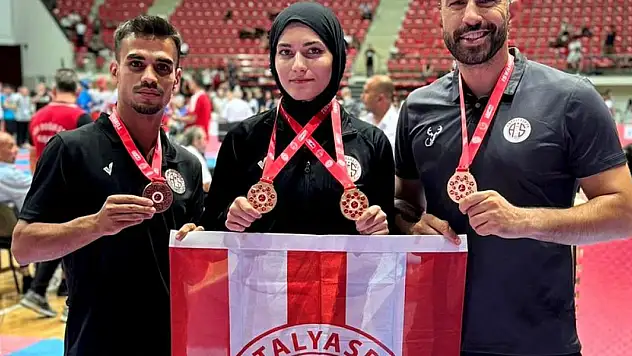 Antalyasporlu boksörler, Konya'da 4 madalya kazandı