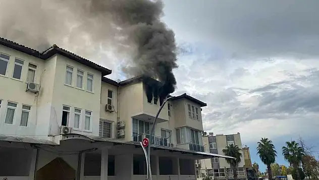 Apartman dairesi alev alev yandı