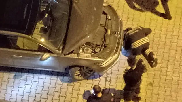 Araç motoruna sıkışan kedi kurtarıldı