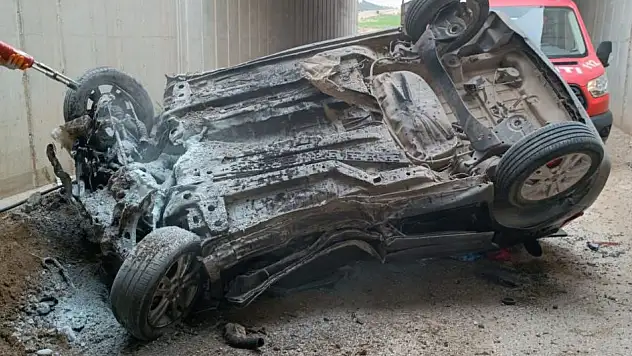 Araç otoyol köprüsünden düştü: 2 ölü, 3 yaralı