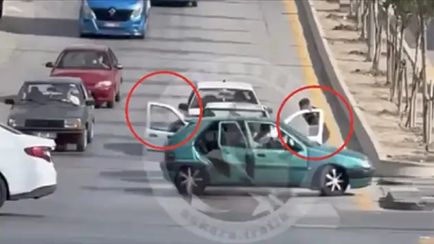 Aracın önünü kesip sürücüsünü darp ettiler!