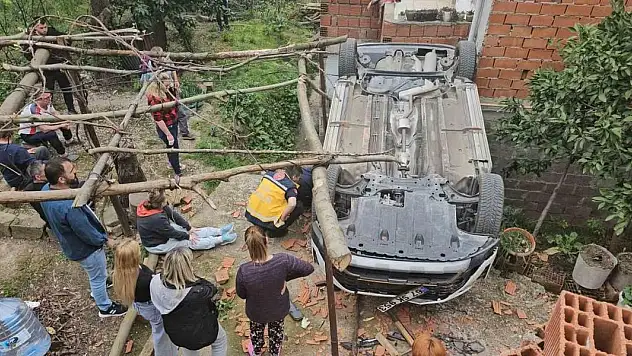 Aracını park etmek isterken  takla attı