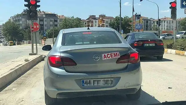 Aracının arkasına 'acemi' yazıp trafiğe çıktı