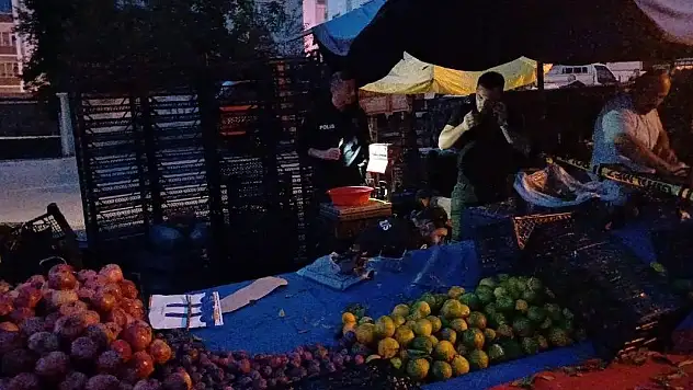Aralarında husumet bulunan pazarcıyı tezgahı başında vurdu