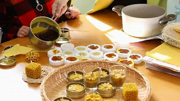 Arıcı kadınlar bal mumunu sanat eserine dönüştürüyor