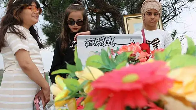 Arkadaşları bayramda Narin'in mezarını ziyaret etti