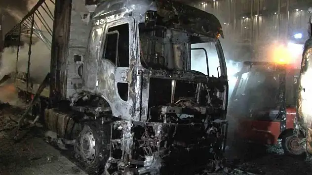 Arnavutköy'de 2 tır alev alev yandı