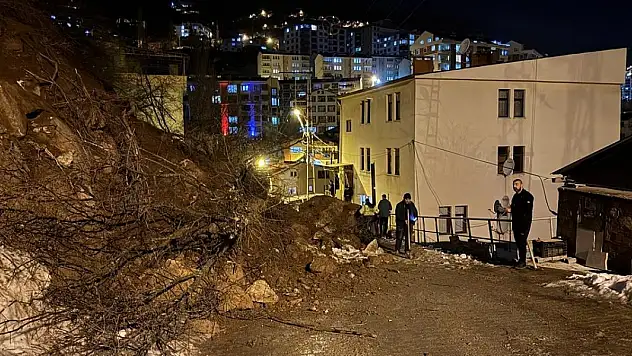 Artvin'de heyelan nedeniyle mahalle yolu ulaşıma kapandı
