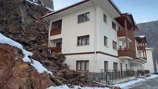 Artvin'de heyelan taşlar eve doldu