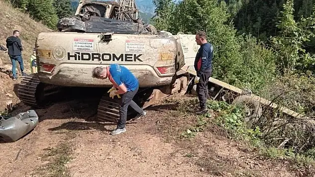 Artvin'de iş makinesi taşıyan kamyon uçuruma devrildi: 2 öldü