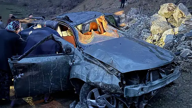 Artvin'de uçuruma yuvarlanan cipteki karı- kocayı ölüm ayırdı