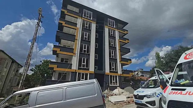 Asansör boşluğuna düşen işçi hayat mücadelesi veriyor