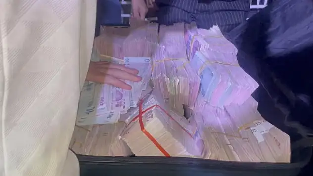 Aşiret düğününde 5 kilo altın takıldı
