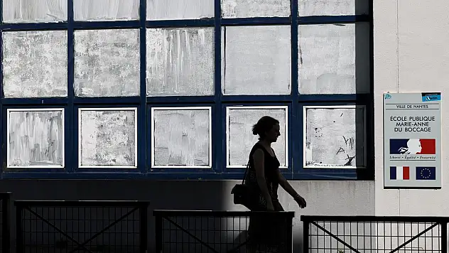 Aşırı sıcaklara karşı tebeşir boyası önlemi: Pencereler beyaza bürünüyor