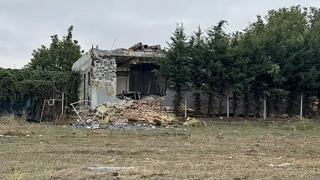 Askeri kışlanın yanına yapılan villa yıkılıyor