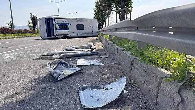 Askeri personel servisi devrildi: 13 yaralı
