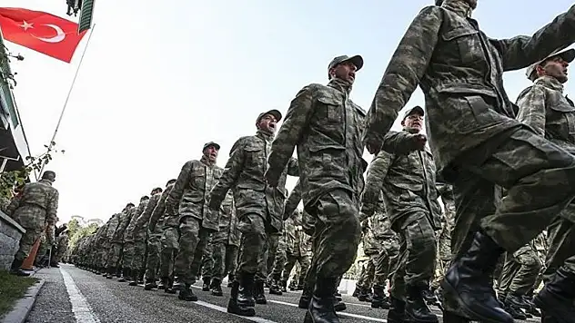Askerliğe yeni düzenleme geliyor! Bakan açıkladı...
