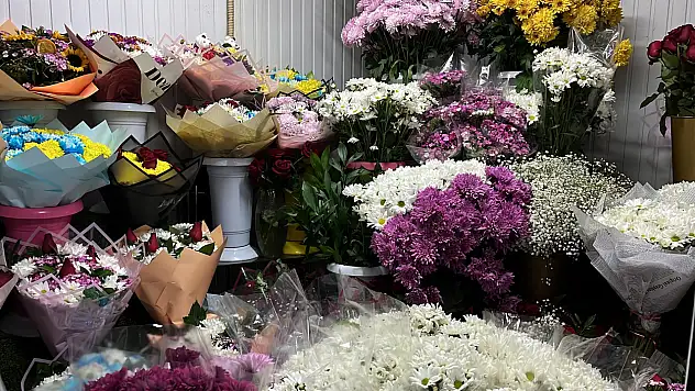 Aşkın rengi çiçekçileri hareketlendirdi! Sevgililer günü mesaisi başladı