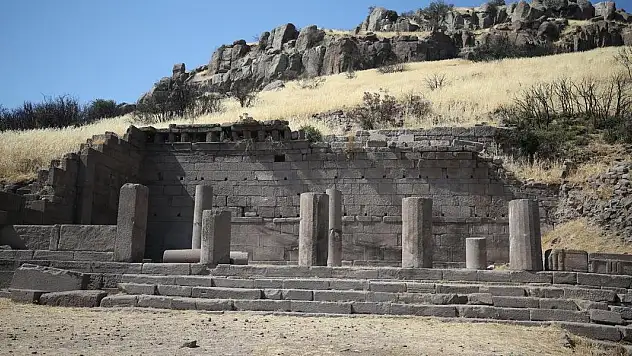 Assos'ta 3 bin 500 yıllık sütunlar gün yüzüne çıkarılıyor