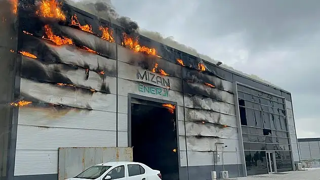 Atık yağ geri dönüşüm fabrikası alev alev yandı