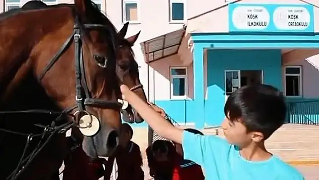 Atlı timlerden okul çevrelerinde güvenlik denetimi