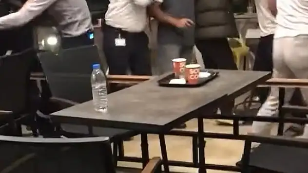 AVM'de iki grup arasındaki kavga kamerada