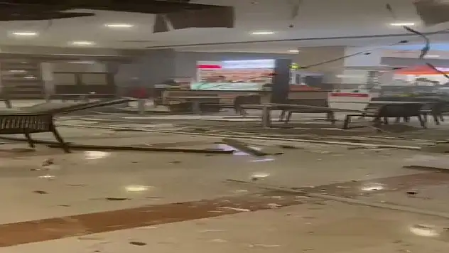 AVM'nin yemek katının asma tavanı çöktü