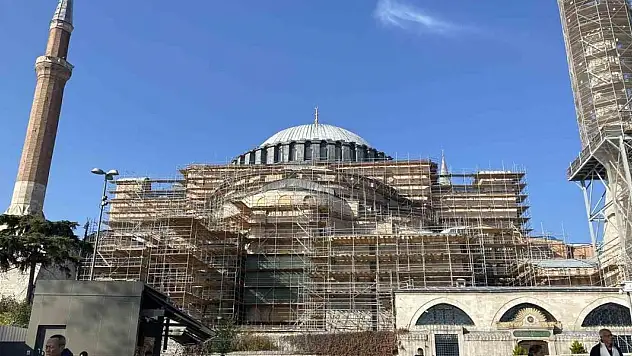 Ayasofya'da dev iskele kuruldu: Bin 500 yıllık cami niteliksiz sıvalardan arındırılacak