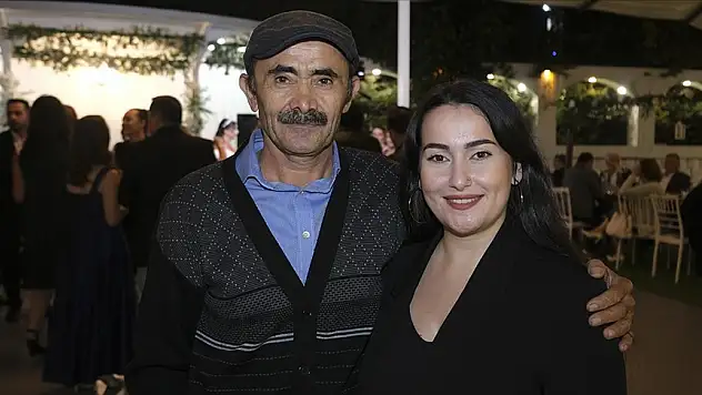 Aynı sahnede iki nesil: Baba zurna çalıyor, kızı davul vuruyor