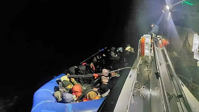Ayvalık açıklarında 60 düzensiz göçmen yakalandı