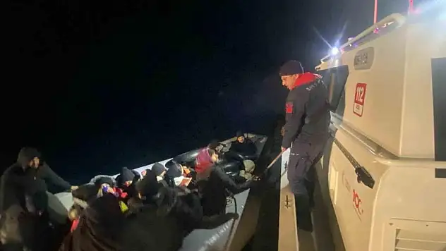 Ayvalık açıklarında 9'u çocuk 25 düzensiz göçmen yakalandı
