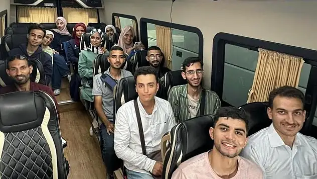 Azerbaycan, 14 Filistinli Öğrenciyi Gazze'den Tahliye Etti