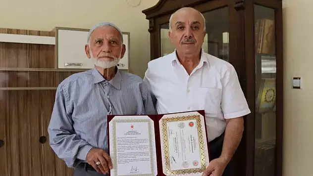 Azmetti 75 yaşında hafız oldu