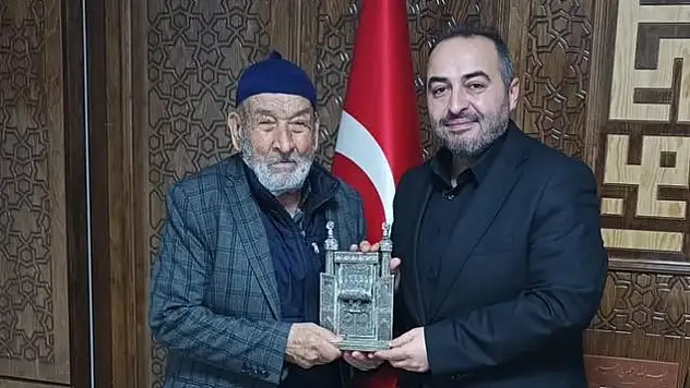 Azmin yaşı yok! Konya'nın çınar hafızı yarışmada birinci oldu!