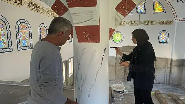 Baba ile kızı camilerin duvarlarını el emeği işlemelerle süslüyor