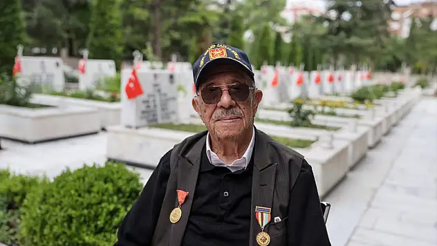 Babasından kalan o mirası göğsünde taşıyor! Tren kazanına sandalye atarak gittikleri savaşı böyle anlattı...