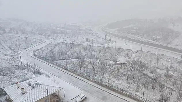 Bahar beklerken kış geldi! Konya'nın ilçesi beyaza büründü