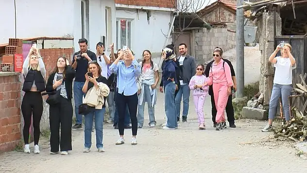 Baharın müjdecisi Yaren leyleğin geldiğini haber alanlar köye akın etti