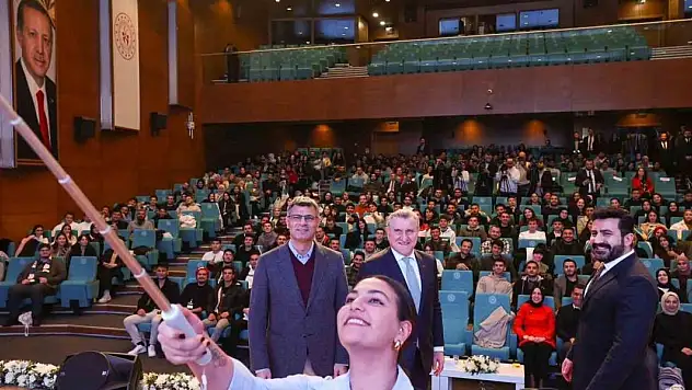 Bakan Bak: Yusuf Dikeç'in pozu tüm olimpiyatlarda ve hala bir fenomen!