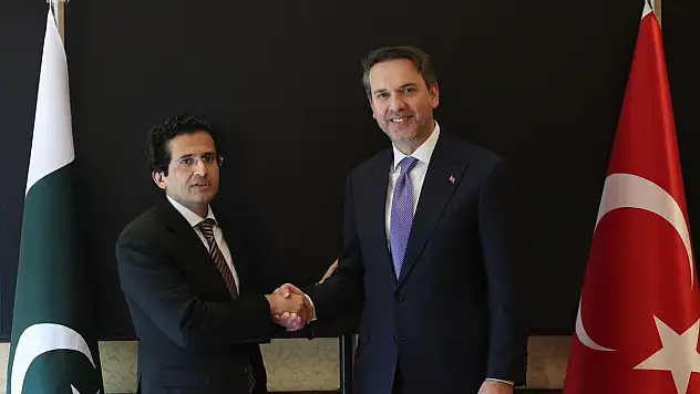 Bakan Bayraktar, Pakistan Petrol Bakanı Malik ile bir araya geldi