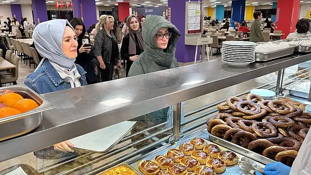 Bakan Göktaş, Ankara'da KYK yurdundaki kız öğrencilerle sahur yaptı