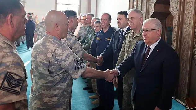 Bakan Güler, Kurban Bayramı'nda Mehmetçikle bir araya geldi