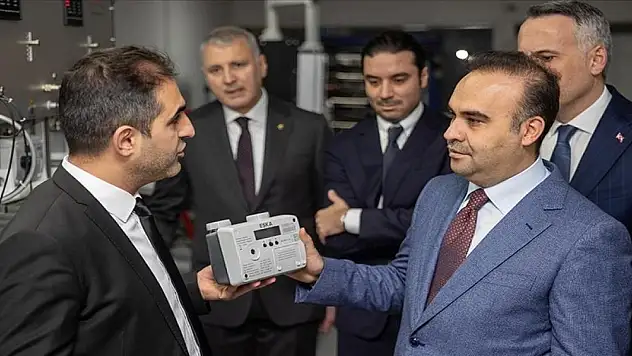 Bakan Kacır, Sakarya'da üretilen akıllı ultrasonik doğal gaz sayacını inceledi