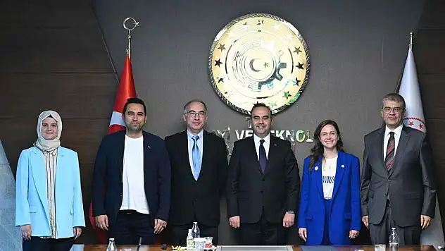 Bakan Kacır, Türk akademisyenlerin uluslararası başarısına tebrik etti