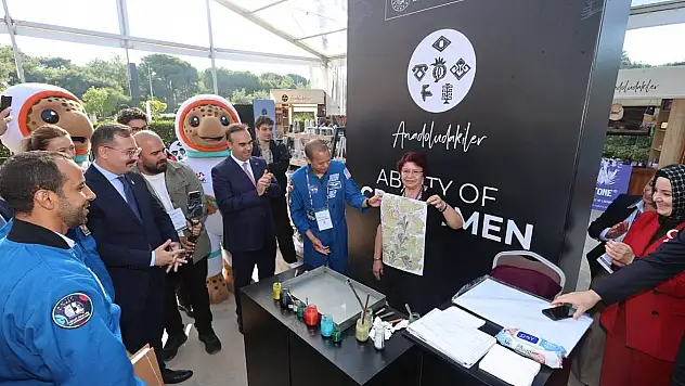 Bakan Kacır, yabancı astronotlara Türk geleneklerini anlattı