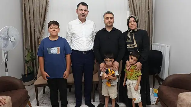 Bakan Kurum Adıyaman'da evlerine kavuşan depremzede aileye misafir oldu