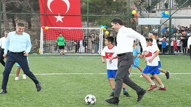 Bakan Kurum, Adıyamanlı çocuklarla halı sahada maç yaptı