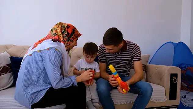 Bakan Kurum depremzede ailenin bayram sevincini paylaştı